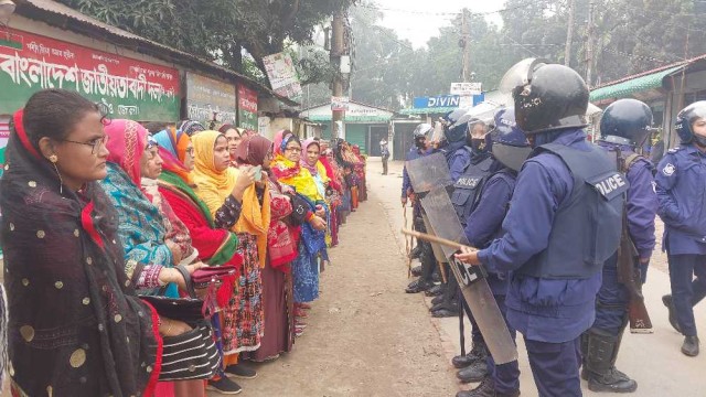 ঠাকুরগাঁওয়ে পুলিশি বাধা উপেক্ষা করে মহিলা দলের মিছিল, আহত ১