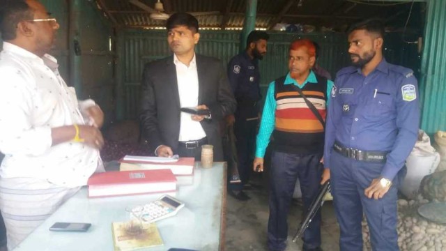 দুর্গাপুরে বেশি দামে পেঁয়াজ বিক্রি করার অপরাধে ৪ ব্যবসায়ীকে জরিমানা