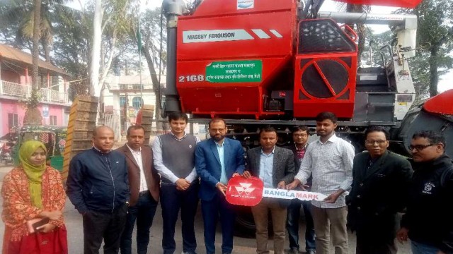 ফুলবাড়িয়ায় ভর্তুকি মূল্যে দুই কৃষক পেল ৭০ লাখ টাকার কম্বাইন্ড হারভেস্টার মেশিন