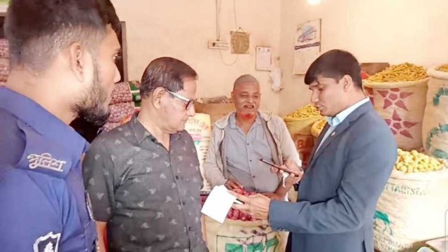 কুমিল্লায় পেঁয়াজের দাম ১০০ টাকার কম বিক্রির নির্দেশনা