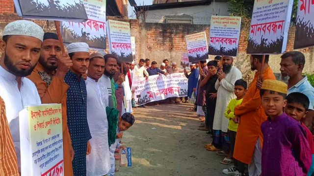 রাতের আধাঁরে সরকারি রাস্তা বন্ধ করে দিয়েছে প্রভাবশালীরা, জনদুর্ভোগে সাধারণ মানুষ