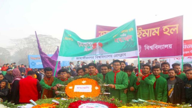 বিজয় দিবসে স্মৃতিসৌধে জাবি প্রেসক্লাবের শ্রদ্ধাঞ্জলি