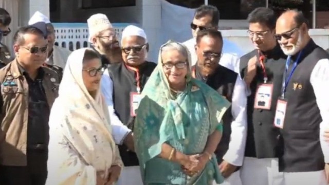 সিলেটে মাজার জিয়ারত করলেন শেখ হাসিনা