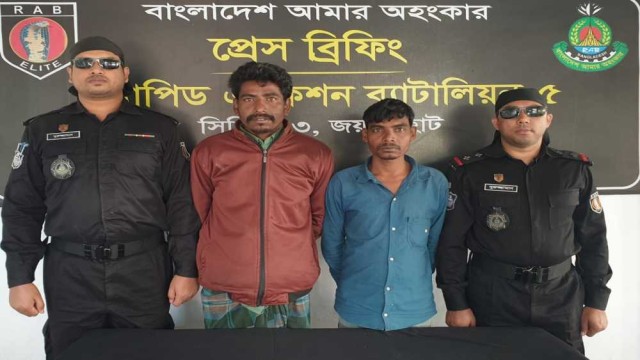 নওগাঁয় চোলাই মদ সহ আটক ২