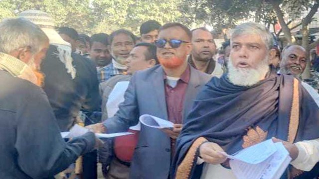 নওগাঁর মহাদেবপুরে বিএনপির লিফলেট বিতরণ