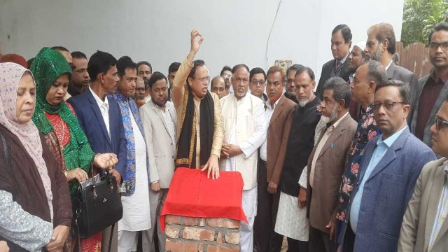 ফুলবাড়িয়া কলেজ মসজিদের ভিত্তি প্রস্তর স্থাপন করেছেন ডক্টর তাজুল ইসলাম