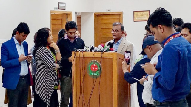 ভোটকেন্দ্রে না যেতে লিফলেট বিতরণ, ইসি আনিছুরের হুঁশিয়ারি