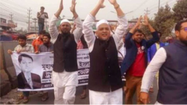 ঢাকা-১৯ : স্বতন্ত্র প্রার্থীর ট্রাক মার্কায় ভোট চেয়ে মিছিল করেছেন লায়ন ইমাম হোসেন