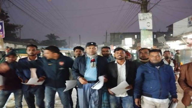 ফুলবাড়িয়ায় ডামি ভোট বর্জনে বিএনপির লিফলেট বিতরণ