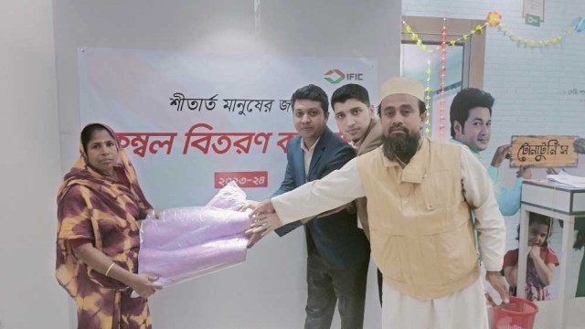 দুর্গাপুরে অসহায় শীতার্তদের কম্বল বিতরণ করল আইএফআইসি ব্যাংক