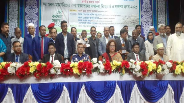 ময়মনসিংহে সেরা করদাতার হাতে সম্মাননা সনদ তুলে দিলেন উম্মে সালমা তানজিয়া