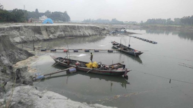 ড্রেজারের হুমকিতে সরকারি স্থাপনা