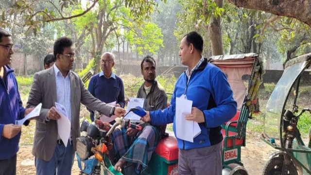 জাবিতে বিএনপিপন্থী শিক্ষকদের গণসংযোগ ও লিফলেট বিতরণ