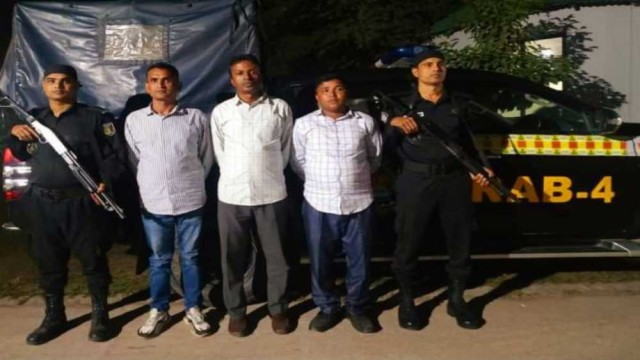পুলিশ পরিচয়ে রিকশা চালককে মারধর, তিন প্রতারক গ্রেপ্তার