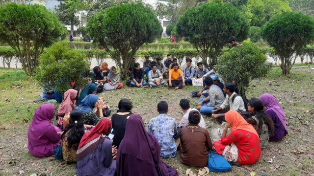 শীতের আমেজে আড্ডায় মেতেছে ইবি ক্যাম্পাস