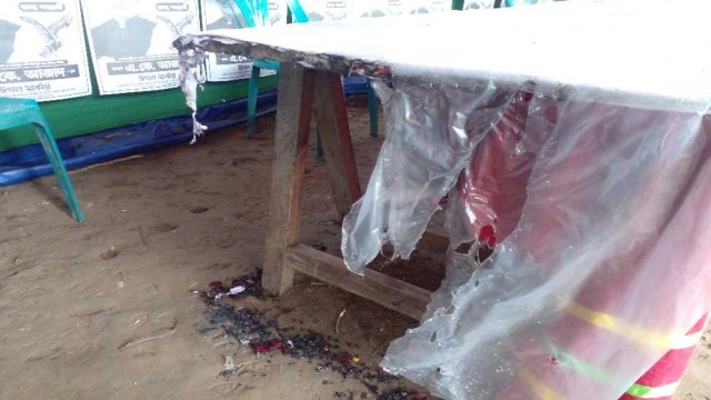 ফরিদপুর-৩ আসন : ঈগলের প্রচারণা ক্যাম্পে আগুন দিয়েছে দুর্বৃত্তরা