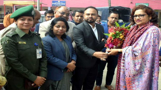 আশ্রয়ণে অবস্থানরত পরিবারের জীবনমানের খোঁজ খবর নিলেন বিভাগীয় কমিশনার