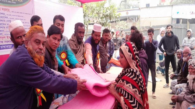 নাগরপুরে নবজাগরন উন্নয়ন সংস্থার কম্বল বিতরণ