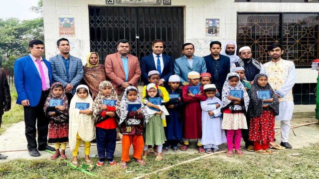 সাবেক রাষ্ট্রপতির নিজ বাড়িতে পবিত্র কোরআন বিতরণ