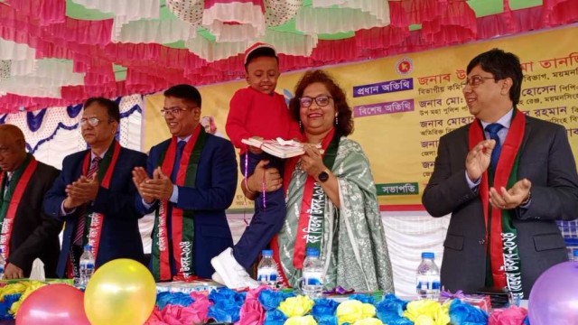 কোমলমতি শিশুরা নতুন বই পেয়ে উচ্ছ্বসিত : বিভাগীয় কমিশনার