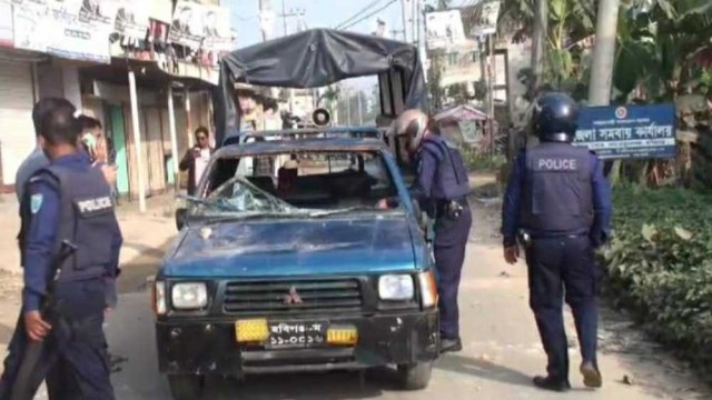 হবিগঞ্জে পুলিশের সাথে ছাত্রদলের সংঘর্ষে আহত ১০, পুলিশের গাড়ি ভাংচুর