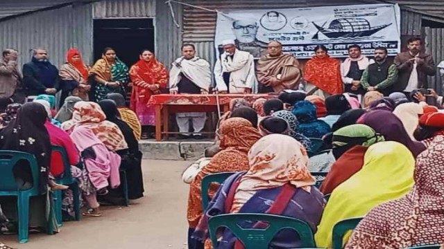 ফুলবাড়িয়া পৌর এলাকায় মহিলাদের নিয়ে উঠান বৈঠকে এডঃ মোসলেম উদ্দিন