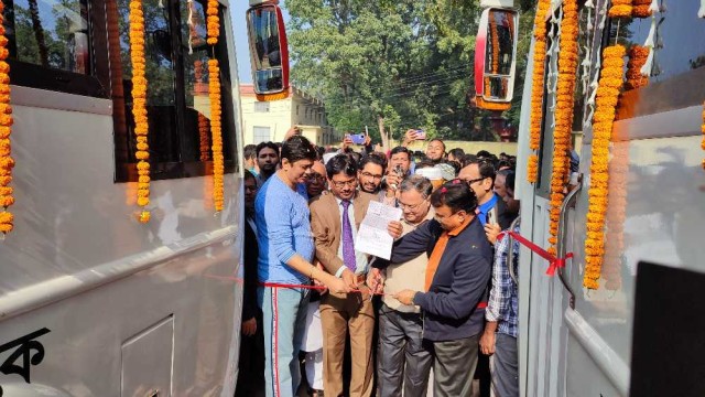 সরকারি এডওয়ার্ড কলেজের শিক্ষার্থীদের ২টি বাস উপহার দিলেন রাষ্ট্রপতি