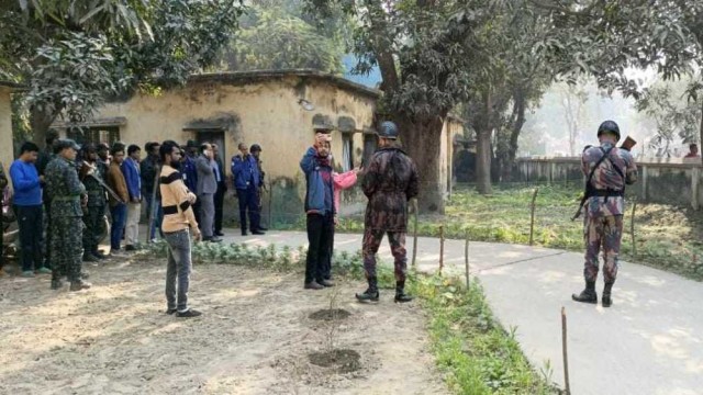 নওগাঁয় নির্বাচন অফিসের সামনে থেকে ককটেল সদৃশ্য বস্তু উদ্ধার