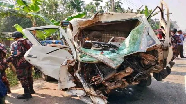 বাস ও বিজিবি'র টহল পিকআপের সংঘর্ষ, আহত ৮