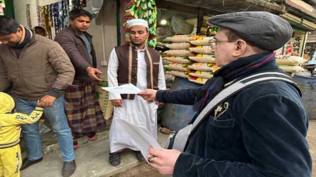 ফুলবাড়িয়ায় লিফলেট বিতরণ করলেন বিএনপির নেতা ডক্টর খলিল