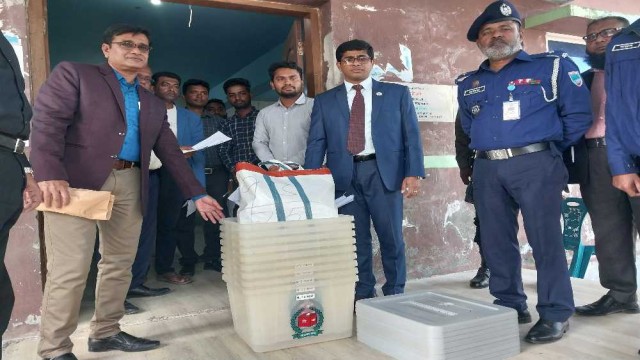 বাগেরহাট-৩ আসনে পাঠানো হয়েছে নির্বাচনী সরঞ্জাম
