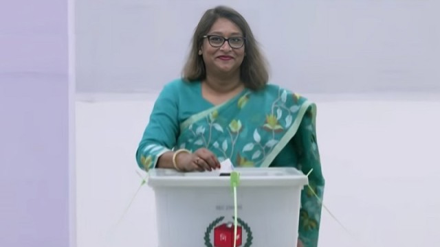 মায়ের সঙ্গে ভোট দিলেন সায়মা ওয়াজেদ পুতুল