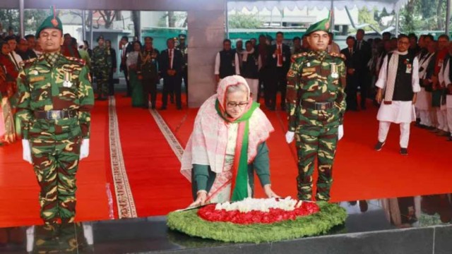 নির্বাচনে জয় লাভের পর বঙ্গবন্ধুর প্রতিকৃতিতে শেখ হাসিনার শ্রদ্ধা