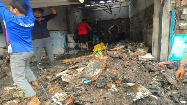 প্রায় ২৬ লাখ টাকার ক্ষতি : সাঁথিয়ায় আগুনে পুড়ে দুই দোকান ভস্মিভূত