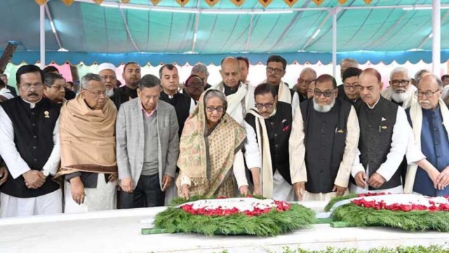 টুঙ্গিপাড়ায় বঙ্গবন্ধুর সমাধিতে প্রধানমন্ত্রী ও মন্ত্রিসভার সদস্যদের শ্রদ্ধা