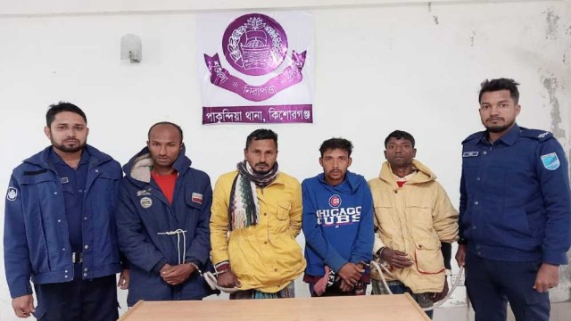 পাকুন্দিয়ায় জুয়া খেলার সরঞ্জামাদি-নগদ টাকাসহ ৪ জুয়ারী গ্রেফতার