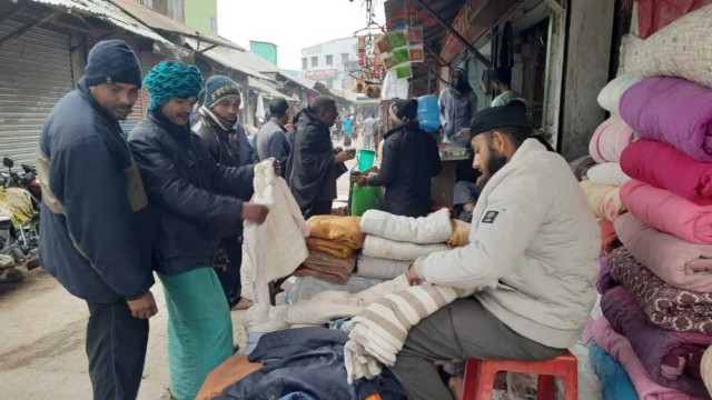 মোংলায় কনকনে শীতে কাঁপছে মানুষ, বিপাকে দরিদ্র শ্রমজীবীরা