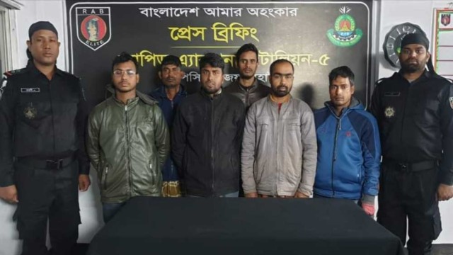 নওগাঁয় কম্পিউটার ব্যবসার অন্তরালে পর্ণো ভিডিও বিক্রি, ৬ যুবক আটক