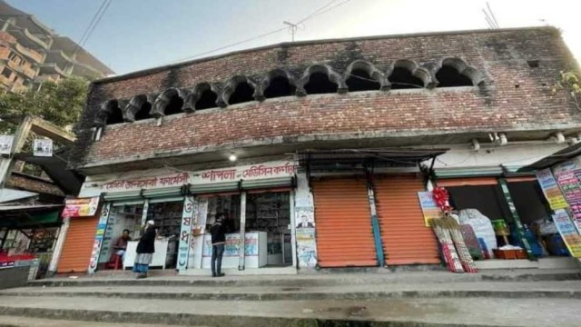 দীর্ঘদিন বন্ধ থাকা মসজিদ খুলে দখলে নেওয়ার পায়তারা, ফুঁসে উঠেছে আলেম সমাজ