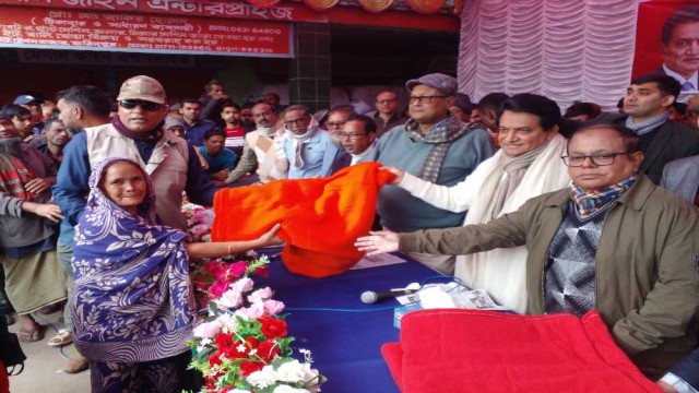 ফরিদপুর - ৩ : শীতার্তদের মাঝে এমপি এ.কে. আজাদের শীতবস্ত্র বিতরণ