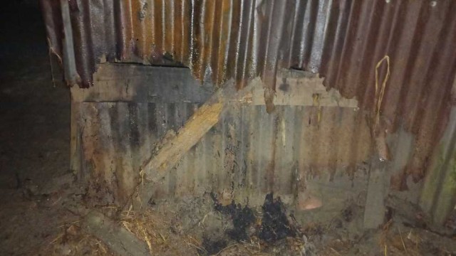 গাইবান্ধায় প্রতিপক্ষকে ফাঁসাতে নিজ ঘরে আগুন, থানায় অভিযোগ দায়ের