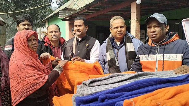 কুড়িগ্রাম প্রেসক্লাবের উদ্যোগে দেশবন্ধু গ্রুপের কম্বল বিতরণ