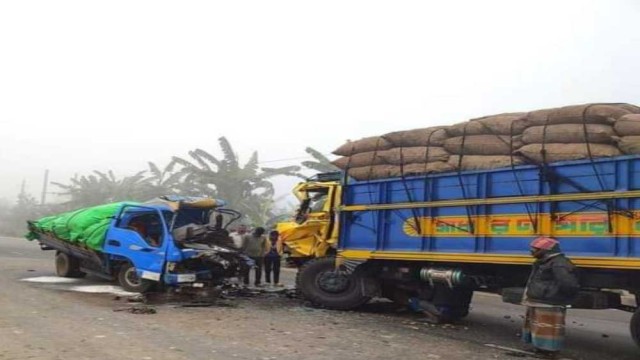তারাকান্দায় ট্রাকের সাথে পিকআপের মুখোমুখি সংঘর্ষে নিহত ৩