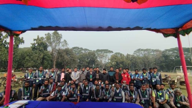 ভ্যান চালকদের স্বতন্ত্র পোষাক উপহার ইবি প্রশাসনের