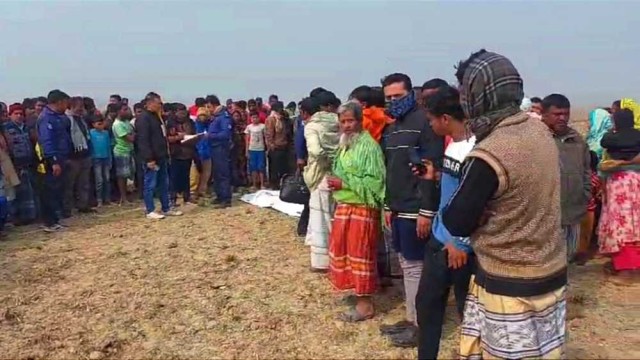 ঘটনাস্থলে থানা পুলিশ ও স্থানীয়দের ভীড়।