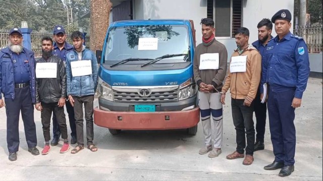 ফরিদপুর থেকে মুরগীর ট্রাকসহ ডাকাতির রহস্য উন্মোচন