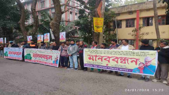 ডাসারে অধ্যক্ষ ও প্রভাষক অপসারনের দাবিতে বিক্ষোভ ও মানববন্ধন