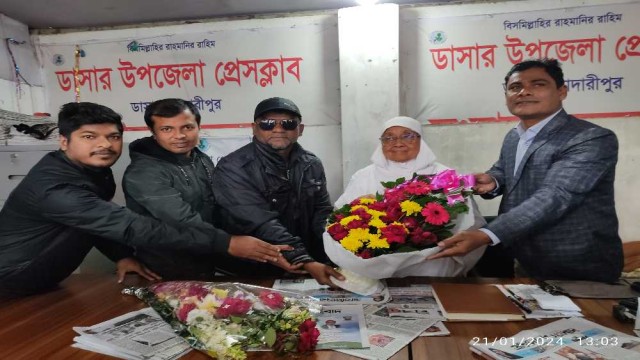 ডাসার উপজেলা প্রেসক্লাবের পক্ষ থেকে নবনির্বাচিত এমপিকে ফুলেল শুভেচ্ছা