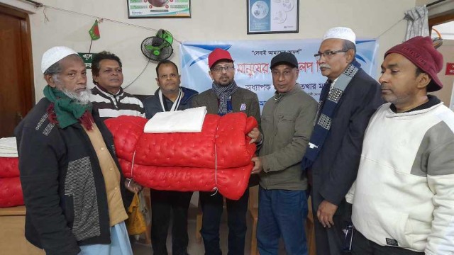 পাবনায় সন্ধানী ডোনার ক্লাবের উদ্যোগে লেপ বিতরণ