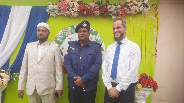 আশুলিয়ায় একটি পোশাক কারখানার ছাদে পিঠা মেলা